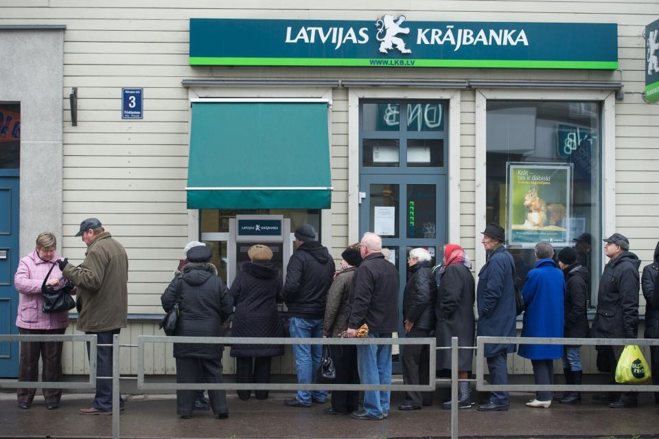 <strong>Bancos rescatados (1)</strong>: Latvijas Krajbanka.<br><br> <strong>Coste para el Estado</strong>: 315 millones de euros.<br><br> (Foto: Ilmars Znotins / AFP / Getty Images).