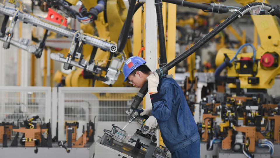 Ein Arbeiter bedient einen Roboter im PKW-Werk der SAIC Motor Corporation Ltd. in der südostchinesischen Provinz Fujian.