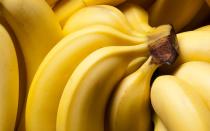Sportler schwören auf Bananen - zu Recht! Denn in der gelben Frucht steckt so ziemlich alles, was man braucht, um in Schwung zu kommen: Kalium (hält den Blutdruck stabil und schützt das Herz), Magnesium (für mehr Muskelkraft und bessere Regenerationsfähigkeit), Antioxidantien (Anti-Aging), Ballaststoffe (fitter Darm und schnelles Sättigungsgefühl) sowie Tryptophan. (Bild: iStock/combomambo)
