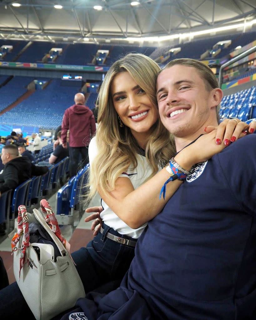 El futbolista de la selección inglesa Conor Gallagher y su novia Aine Kennedy