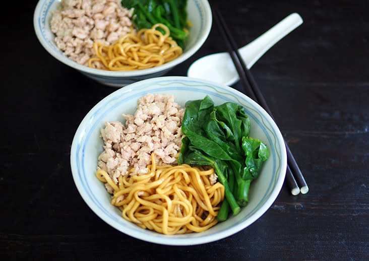 Get the simple taste of fresh handmade noodles from Sungai Lembing tossed in their mixing sauce, served with minced chicken and blanched baby kailan. – Pictures by Lee Khang Yi