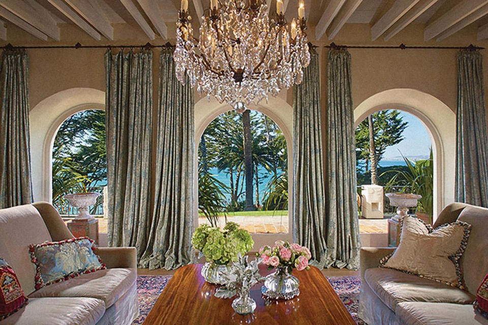 <div class="inline-image__caption"><p>This scene-setting crystal chandelier has sparkled over the likes of Frank Sinatra, John Wayne, Billy Graham, and Lyndon B. Johnson, all while Nixon was in residence. Not to put you on the spot, but who’s coming to your next dinner party?</p></div> <div class="inline-image__credit">Trulia</div>