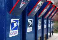 <p>Culpemos a email y los mensajes de texto, pero las cartas tradicionales son cada vez más escasas. Y por eso los buzones del Servicio Postal de los Estados Unidos, de color azul brillante, que solían decorar los vecindarios van desapareciendo. A nivel nacional, la cantidad de cajas de recolección se redujo en más de 12,000 entre 2011 y 2016, declara la página web de la Oficina del Inspector General del Servicio Postal de los Estados Unidos.<br>REUTERS/Mike Blake/File Photo </p>