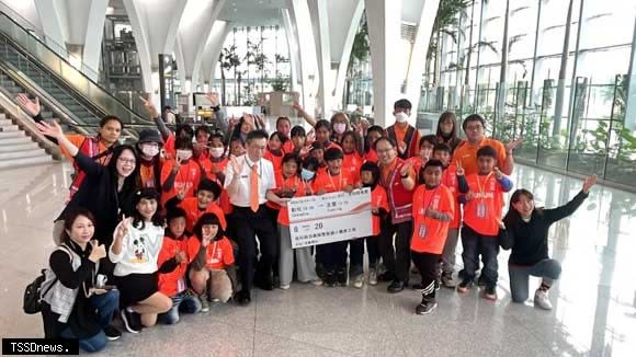 出發前，同學們在車站大廳演唱布農族歌曲，與所有旅客分享出遊的喜悅。（記者方一成攝）