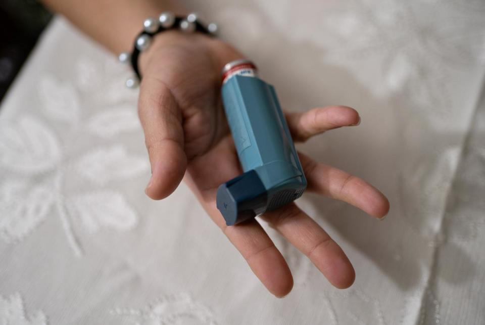 Deysy Canales carries her inhaler everywhere she goes in case of an asthma attack, which she says are frequent. “You become so tired that you can’t do normal activities,” Canales said. 

Deysy Canales dice que lleva su inhalador a todas partes por si sufre un ataque de asma, lo cual le sucede con frecuencia. “Te cansas tanto que no puedes hacer actividades normales”, dice.

On January 23, 2024, Deysy Canales, 32, holds the inhaler she uses for asthma at her home in Cloverleaf, Texas.