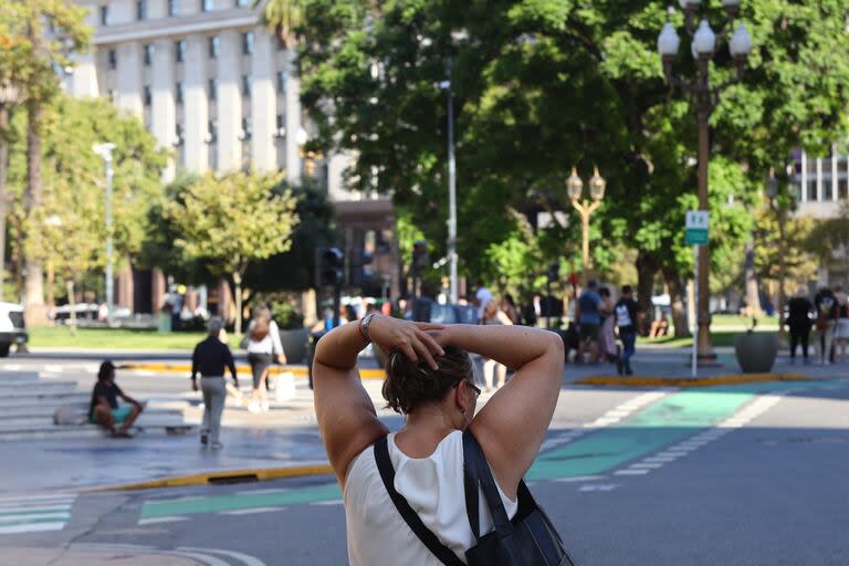 El tiempo en Buenos Aires se va a caracterizar por un ambiente cálido, con tintes primaverales o veraniegos, acompañado por cielo cubierto que anticipa las lluvias y tormentas para la madrugada del sábado