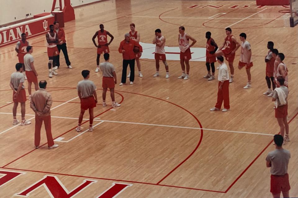 Bob Knight, center, gives instructions during a 1990 practice.