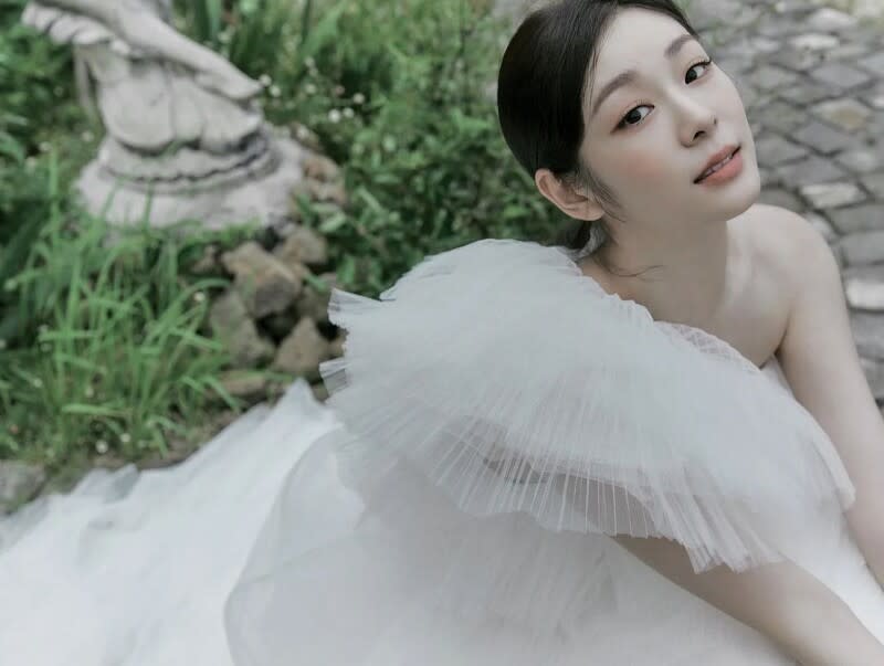金妍兒拍攝的4張婚紗照中，就有3張是穿著白色婚紗