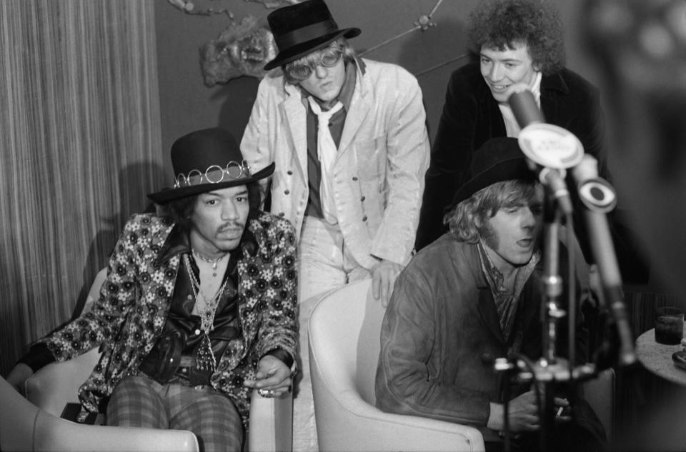 <p>Pese a que se mudó a Reino Unido, Jimi no abandonó por completo Estados Unidos. En 1968 fue captado en Nueva York junto a los músicos Robert Wyatt y Henry McCullough. (Foto: Don Paulsen / Michael Ochs Archives / Getty Images)</p> 