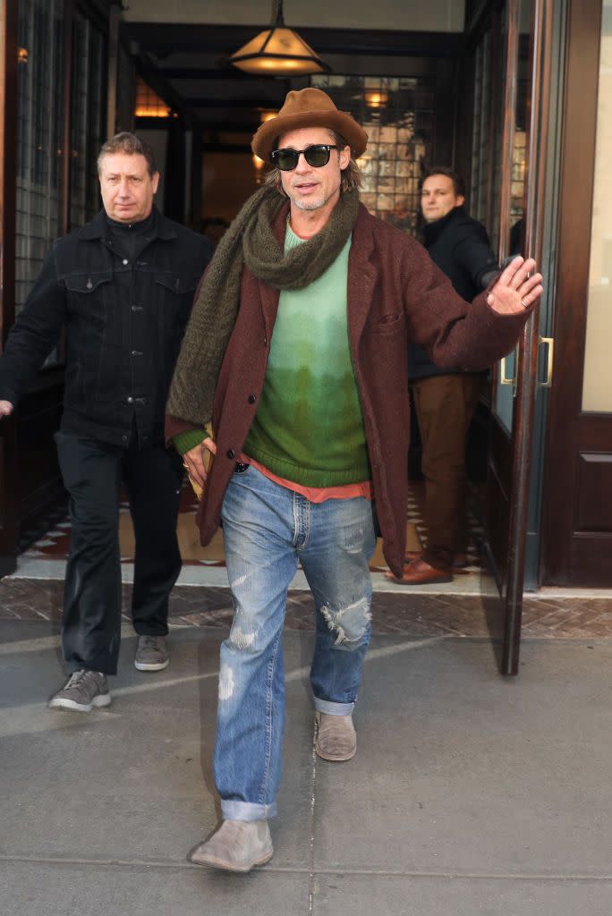 ABOVE 布萊德彼特的穿搭以舒服為最高原則。NEW YORK, NY - JANUARY 09: Brad Pitt is seen on January 09, 2020 in New York City. (Photo by Jose Perez/Bauer-Griffin/GC Images)