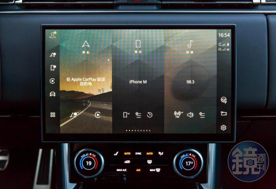 中控台的13.1 英吋曲面觸控螢幕，搭載 Pivi Pro 多媒體影音娛樂系統，清晰整合完整車輛資訊。