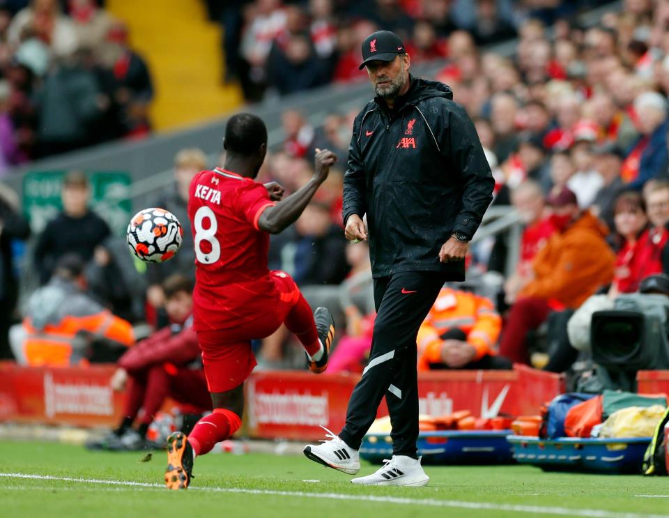 Naby Keita de Liverpool en acción mientras el entrenador Jurgen Klopp mira. (Foto: Action Images a través de Reuters/Lee Smith)