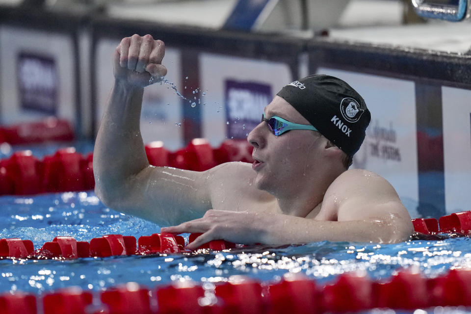 El canadiense Finlay Knox celebra tras ganar la medalla de oro en los 200 metros combinados de la natación de los Juegos Panamericanos en Santiago, Chile, el miércoles 25 de octubre de 2023. (AP Foto/Silvia Izquierdo)