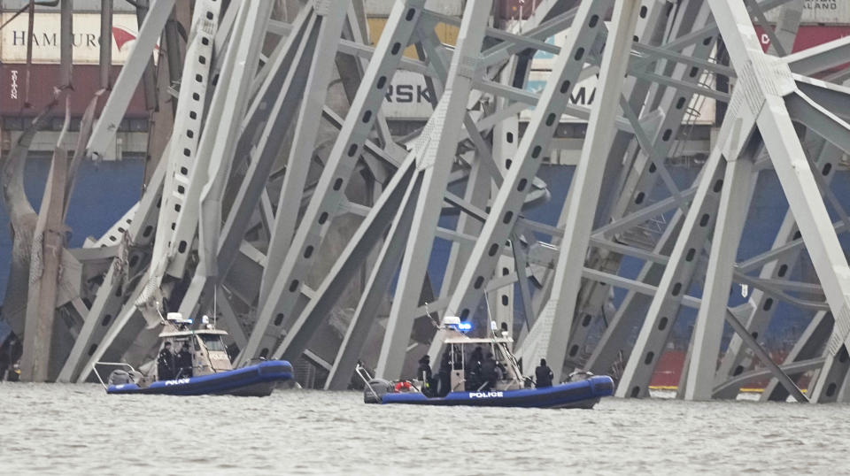 美國馬里蘭州巴爾的摩凱伊橋（Francis Scott Key bridge）26日凌晨遭一輛貨船撞毀，當時在橋上施工的6名工人墜橋。搜救人員27日清晨在低溫、陣雨中恢復搜救，當局傍晚宣布尋獲2具罹難者遺體。（美聯社）