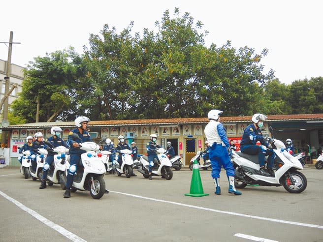 桃園交通警察大隊今年首辦普通重型機車安全駕駛訓練，16日在駕訓班舉辦課程。（邱立雅攝）