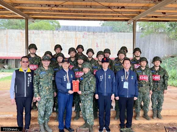 台北市副秘書長游適銘在台北市軍人服務站長吳遠里、兵役局長李治安等局處首長，前往陸軍步兵第二０六旅新竹關西營區代表蔣萬安市長探視慰勞役男致贈慰問金。(台北市兵役局提供)