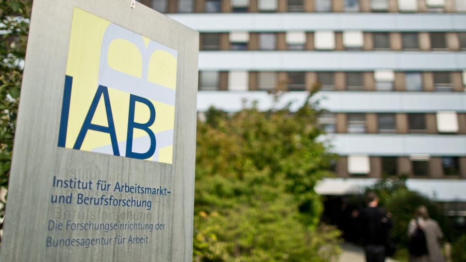 Laut dem Nürnberger Institut für Arbeitsmarkt- und Berufsforschung (IAB) kam im zweiten Quartal auf drei Arbeitslose nur noch eine offene Stelle.