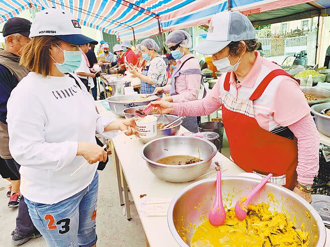 嘉義縣新港奉天宮今年參與大甲媽遶境的信眾人數將大爆發，免費供餐攤位就有40多攤。（本報資料照片）