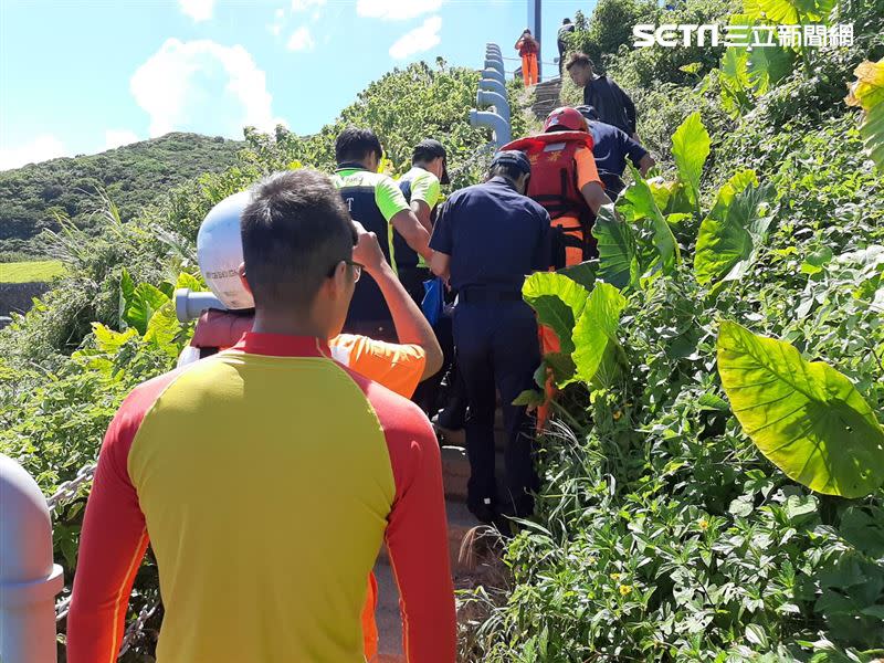 基隆潮境公園有潛水客溺水，救護人員將他搶救上岸，到院前仍未恢復呼吸心跳。（圖／翻攝畫面）