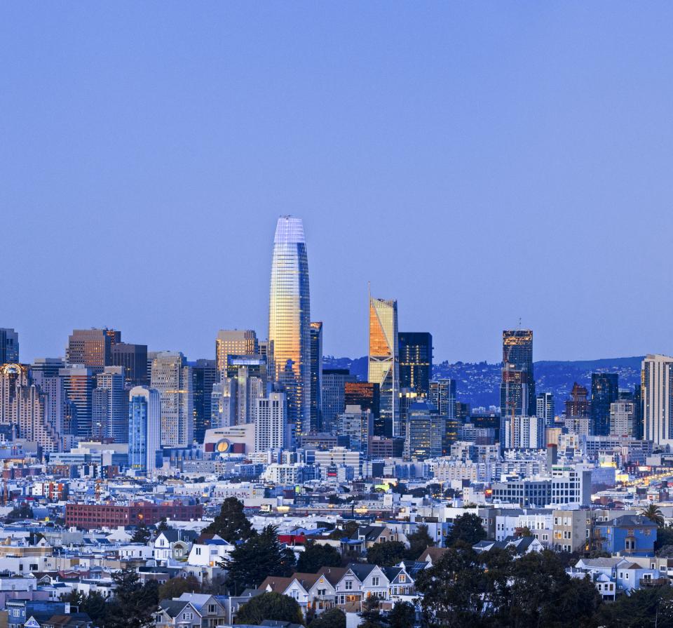 Pelli's Salesforce Tower in San Francisco reflecting the sunset at dusk.