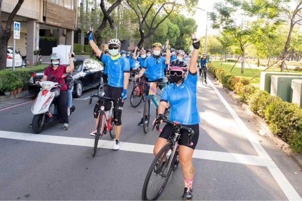 高醫65周年院慶挑戰80公里單車騎乘，65名單車好手考驗自我體能極限，同時傳遞守護民眾健康的信念。（記者王正平攝）