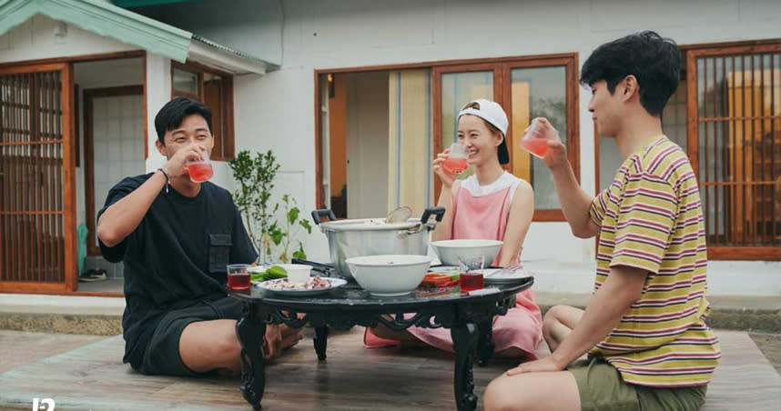 朴敘俊（左起）、鄭裕美和崔宇植在暑假小屋度過愜意假期。（圖／愛奇藝台灣站提供）