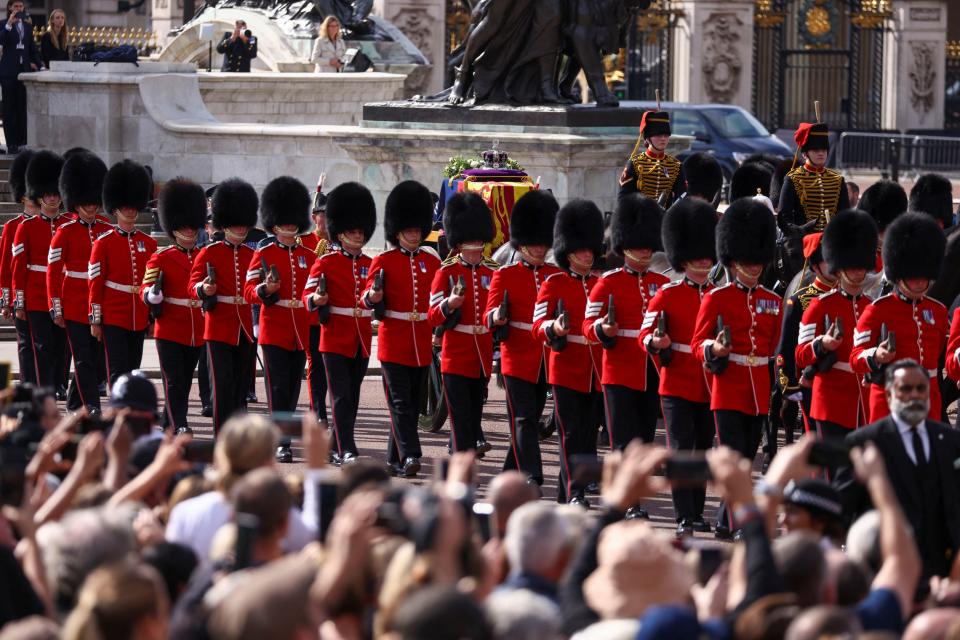 The procession of the coffin of Queen Elizabeth from Buckingham Palace to the Houses of Parliament (REUTERS)