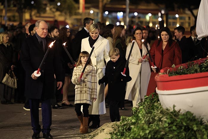 Alberto y Charlene de Mónaco con sus hijos