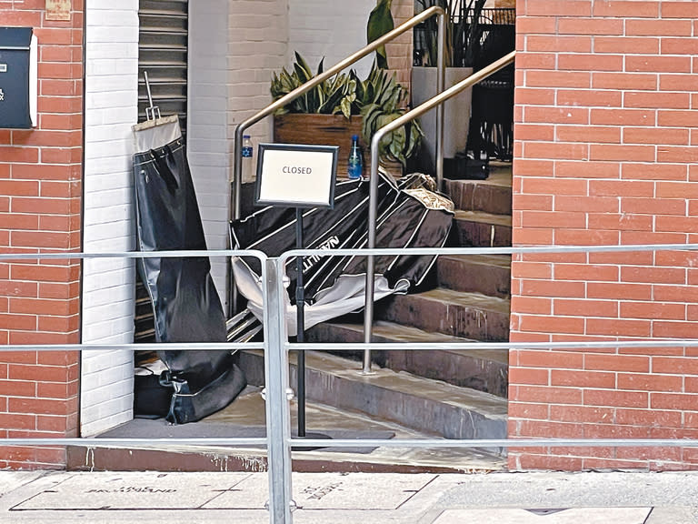 ■咖啡店門外架起休店告示，全店休業讓姜濤可以安心拍攝。