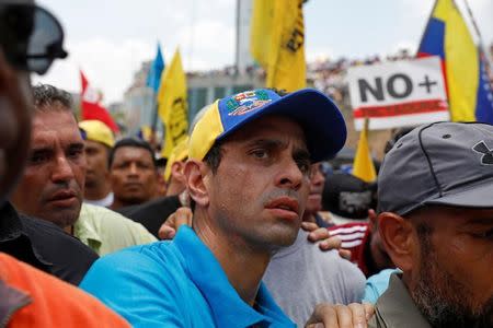 El líder la oposición Henrique Capriles, durante una marcha opositora en Caracas. 6 de abril de 2017. REUTERS/Carlos Garcia Rawlins