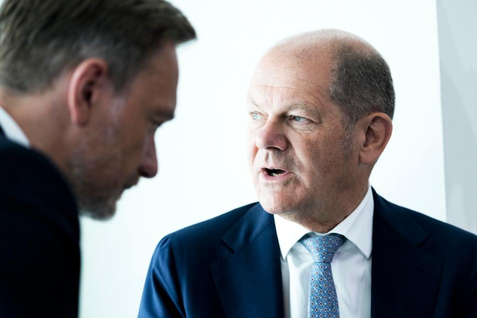 Bundeskanzler Olaf Scholz (SPD) gemeinsam mit Finanzminister Christian Lindner (FDP) müssen nun alternative Lösungen für den Mehrwertsteuer-Erlass bei der Gasumlage finden. - Copyright: picture alliance / Flashpic | Jens Krick