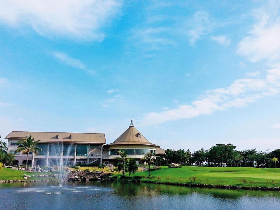 嘉南高爾夫球場位在台南官田，開業24年且擁有標準18洞球道，風景宜人，內設餐廳及SPA會館，成為翁茂鍾招待法官的好去處。（嘉南高爾夫球場臉書）