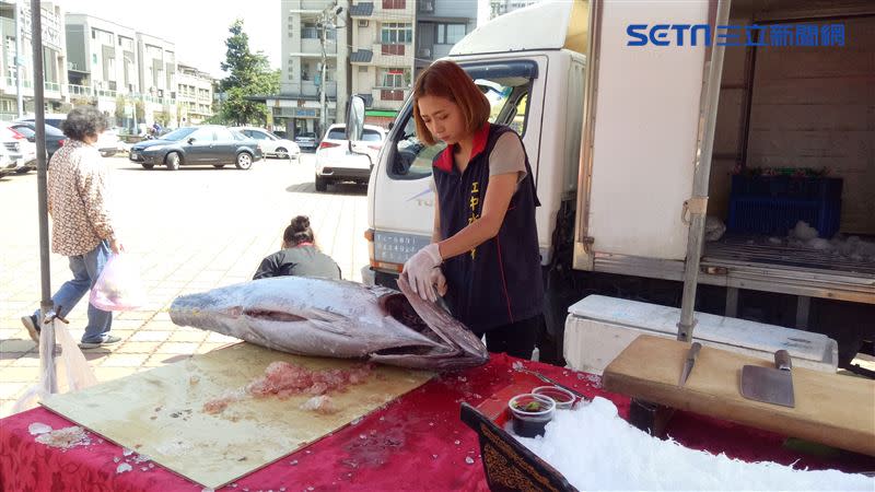 廟方特地準備的鮪魚秀(圖/寶島神很大)