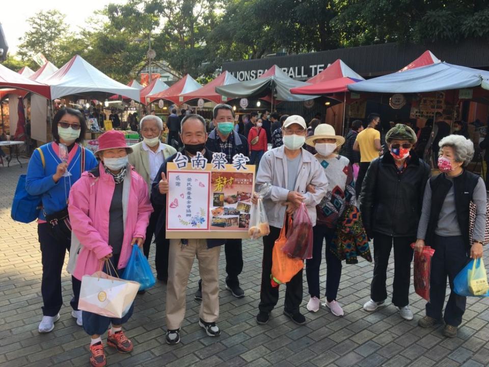 台南榮家載榮民前往年貨大街採購年貨解鄉愁。（記者陳俊文攝）