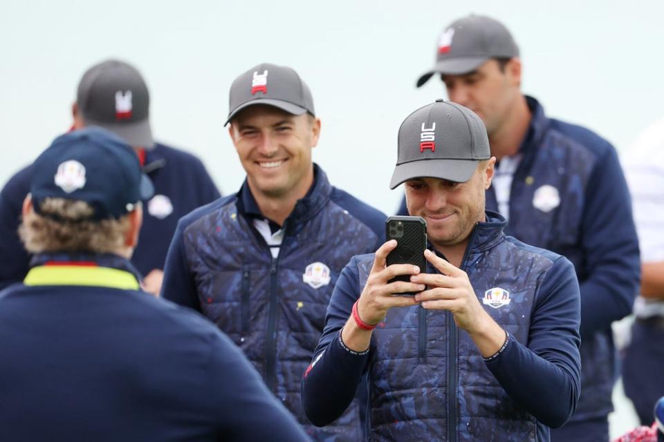 Jordan Spieth del equipo de Estados Unidos (L) y Justin Thomas del equipo de Estados Unidos toman fotos en el tercer green (Getty)