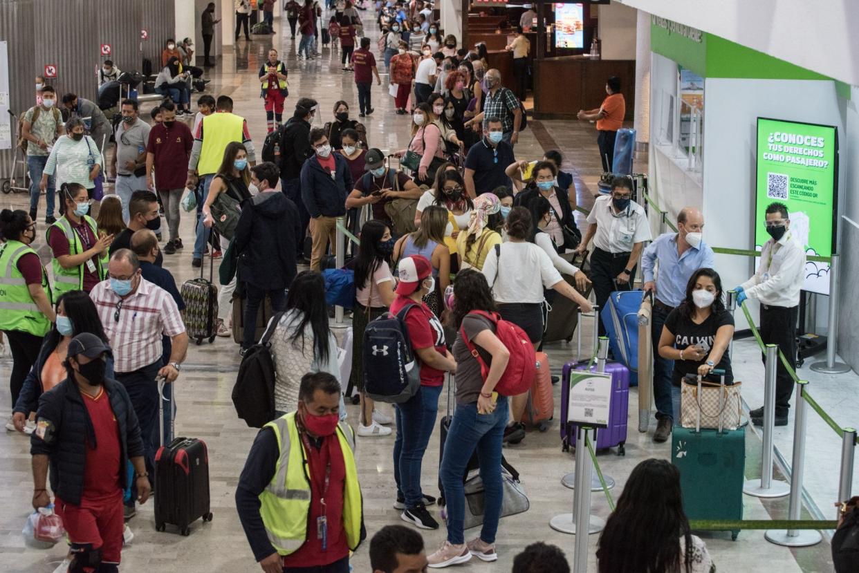 CIUDAD DE MÉXICO, 26MARZO2021.- Actividad en la Terminal 1 del Aeropuerto internacional de la Ciudad de México (AICM) durante las vacaciones de semana santa.
FOTO: MARIO JASSO/CUARTOSCURO.COM