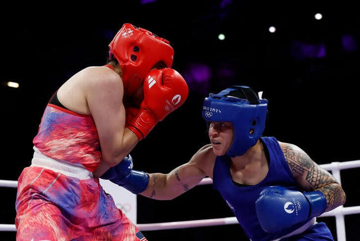 Beatriz Soares Ferreira de Brasil en acción durante su pelea contra Jajaira González de Estados Unidos, en el Boxeo Femenino categoría 60 kilos de los Juegos de París, en North Paris Arena, Villepinte, Francia