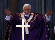 El Papa Benedicto XVI celebra una misa desde el púlpito instalado en la plaza de la Revolución, en La Habana, en el marco del último día de su visita oficial, este 28 de marzo. EFE/David Fernández