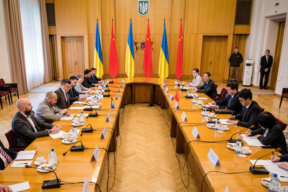 Ukrainian Foreign Minister Dmytro Kuleba, center left, and Li Hui, Chinese envoy, center right, during their talks in Kyiv, Ukraine, Wednesday, May 17, 2023 (Ukrainian Foreign Ministry Press Office)