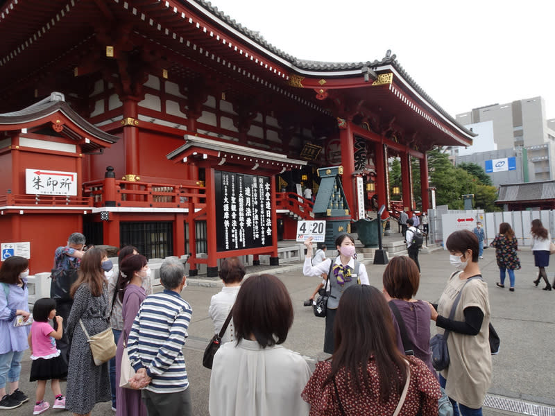 圖為日本東京淺草寺前導遊帶團旅遊。（中央社資料照）