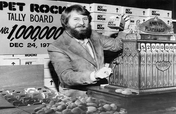 Gary Dahl, el emprendedor que se hizo millonario vendiendo piedras como mascotas (imagen United Press International vía Nytimes)