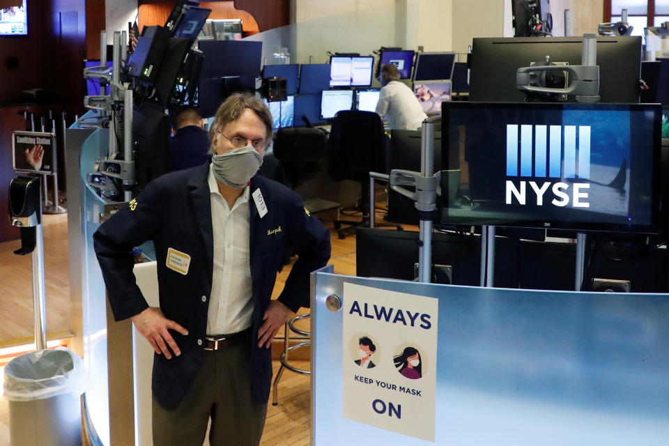 Traders wear masks as they work on the floor of the New York Stock Exchange as the outbreak of the coronavirus disease (COVID-19) continues in the Manhattan borough of New York, U.S., May 28, 2020. REUTERS/Lucas Jackson