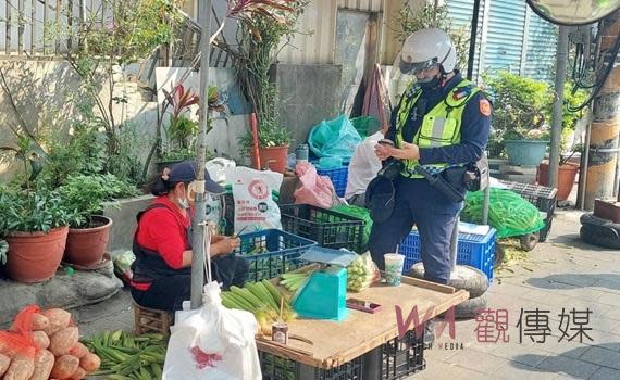 （觀傳媒雲林新聞）【記者蘇榮泉／雲林報導】北港朝天宮以台灣媽祖信仰的總本山著稱，同時也是雲林的觀光勝地。然而，隨著「三月迎媽祖」等各式宗教文化活動的舉辦，朝天宮周邊常常湧現大量遊客，各種違規攤販也因商機而林立。為了維護交通秩序和公共安全，北港警分局在16日和17日連續兩天針對中山路周邊展開清理行動，對私人擺設雜物占用道路以及商家違規設攤進行宣導和執法。