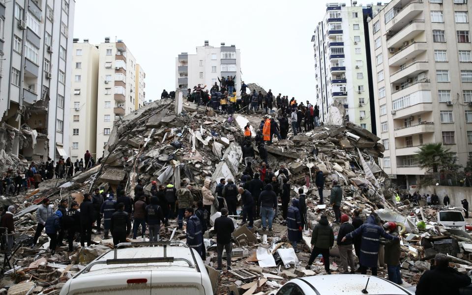 A search and rescue operation takes place at the debris of a building in the Cukurova district of Adana - Eren Bozkurt/Anadolu Agency via Getty Images