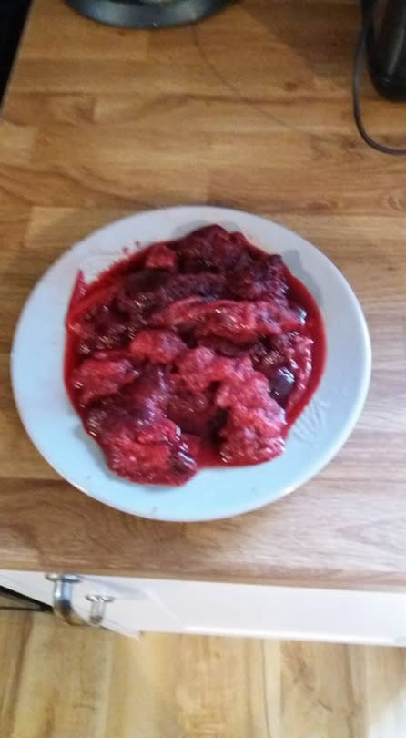 Rossco separó una parte de la placenta para comerla cruda, que solo aderezó con sal y pimienta, mientras que otra fue cocida. Mientras probaba un poco del órgano, lo acompañaba con un poco de frijoles. “Es mucho más sabrosa cocinada”, indicó.