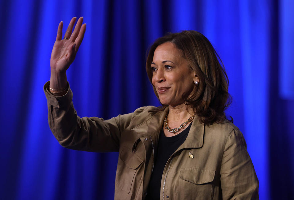 kamala wearing tiffany and co earrings and tiffany and co necklace, DOUGLAS, ARIZONA - SEPTEMBER 27: Democratic presidential nominee, U.S. Vice President Kamala Harris, greets supporters during a campaign event at Cochise College Douglas Campus on September 27, 2024 in Douglas, Arizona. With 38 days until the election, Vice President Kamala Harris is campaigning over the weekend in Arizona, California and Nevada. (Photo by Justin Sullivan/Getty Images)