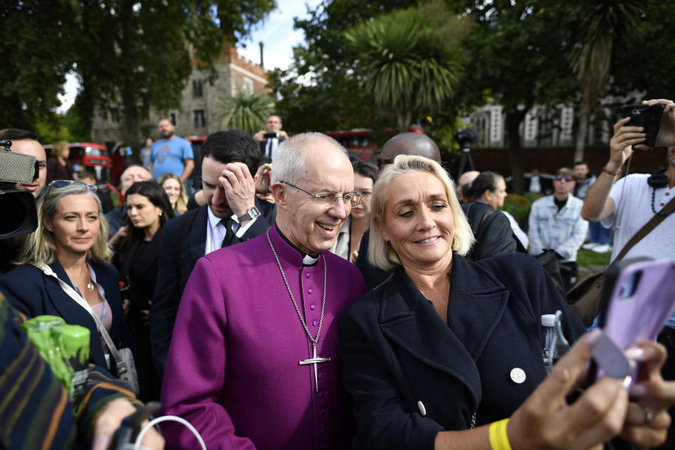 El arzobispo de Canterbury Justin Welby saluda a personas formadas para despedirse de la reina Isabel II en el margen sur del río Támesis, en Londres, el miércoles 14 de septiembre de 2022. Isabel II recibe honores de Estado de cuerpo presente en el Salón Westminster en el Palacio de Westminster en Londres. Los restos de la reina permanecerán en el salón hasta horas antes de su funeral de Estado el lunes. Se espera que acudan cientos de miles de personas a despedirse. (Beresford Hodge/PA via AP)