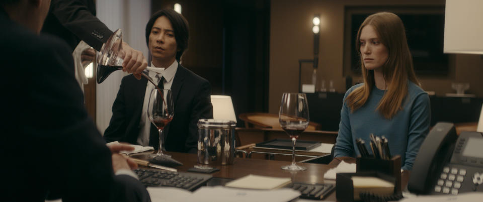 Tomohisa Yamashita y Fleur Geffrie en 'Las gotas de Dios' (cortesía de Apple TV+).