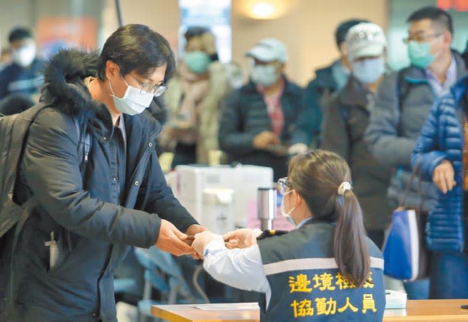 1月15日起14天居家檢疫須「一人一戶」，導致民眾居家檢疫的成本上升，加上機票價格水漲船高，海外國人想返台過年，成本將提高不少。（本報資料照片）