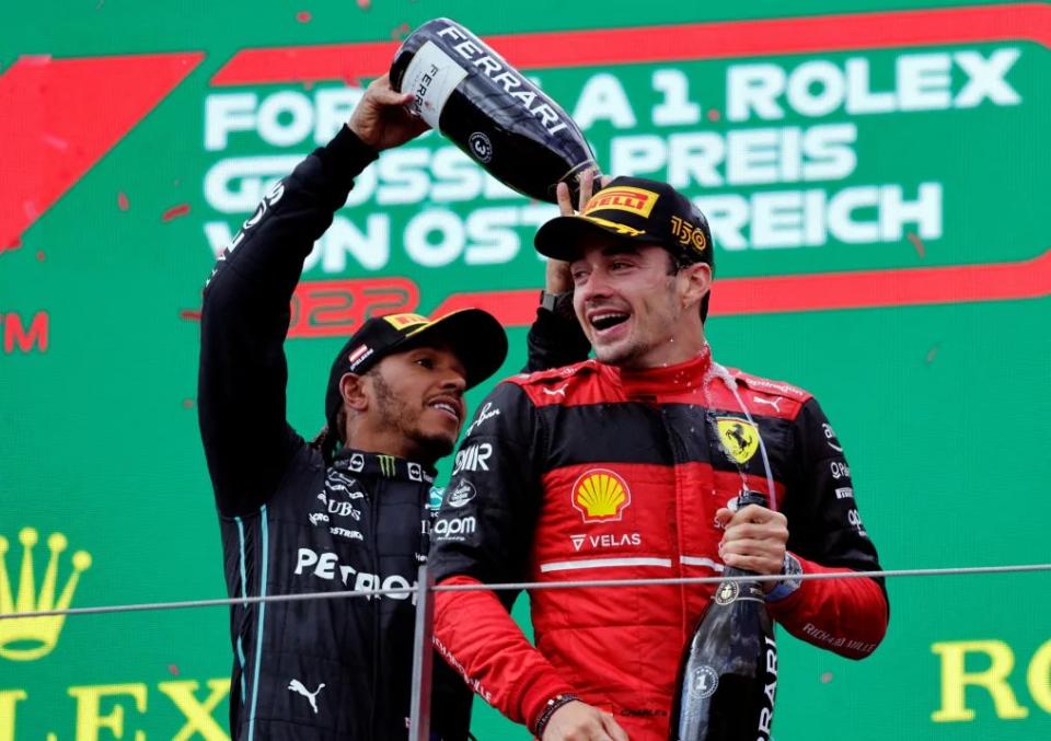 Hamilton, que se vio envuelto en una infame lucha por el título con su compañero de equipo Nico Rosberg en 2016, se unirá al cotizado Leclerc en Ferrari. (Leonhard Foeger/Reuters)